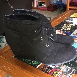Black wedged laced boots